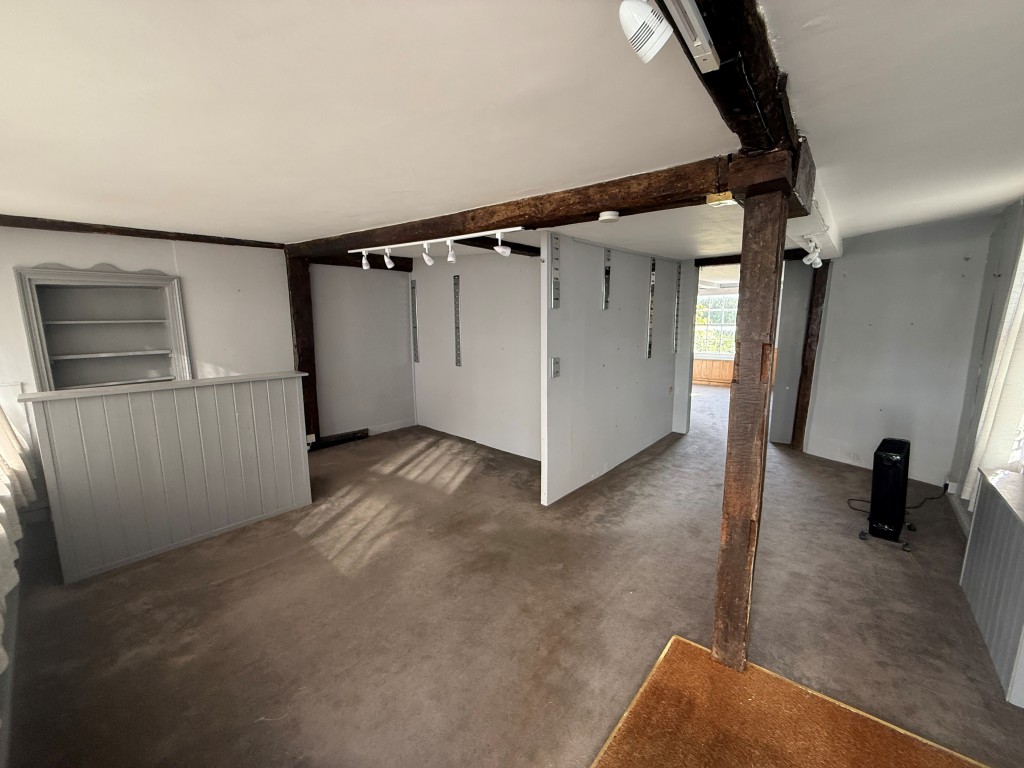 Lot: 86 - PAIR OF SHOPS AND TWO FLATS FOR REFURBISHMENT - Room nine